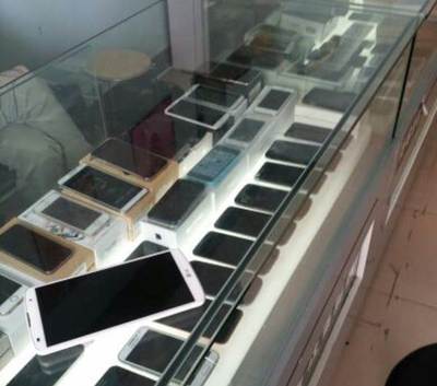手机实体店比网上贵多少