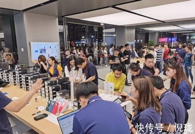 手机实体店比网上贵多少