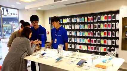 手机实体店比网上贵多少