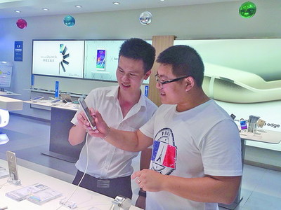 手机实体店比网上贵多少
