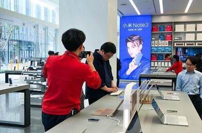 手机实体店比网上贵多少