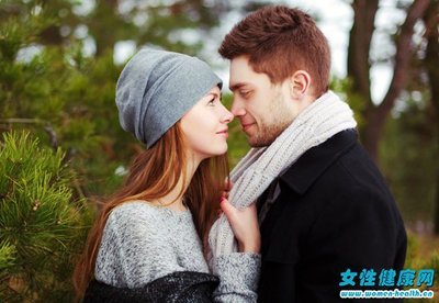 男女生接吻口腔交换多少细菌